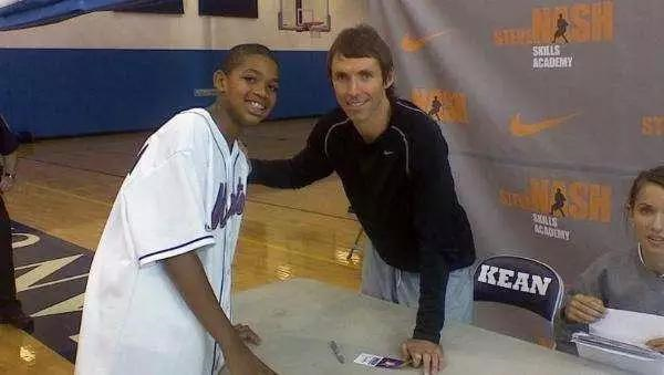 詹姆斯与东 詹姆斯与东