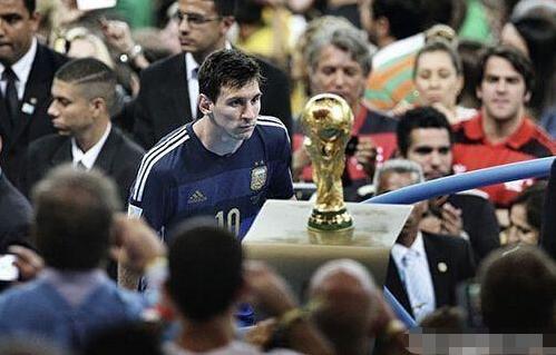 科瓦奇：丘库埃梅卡在禁区内被夸安萨拉拽？裁判应做出判罚